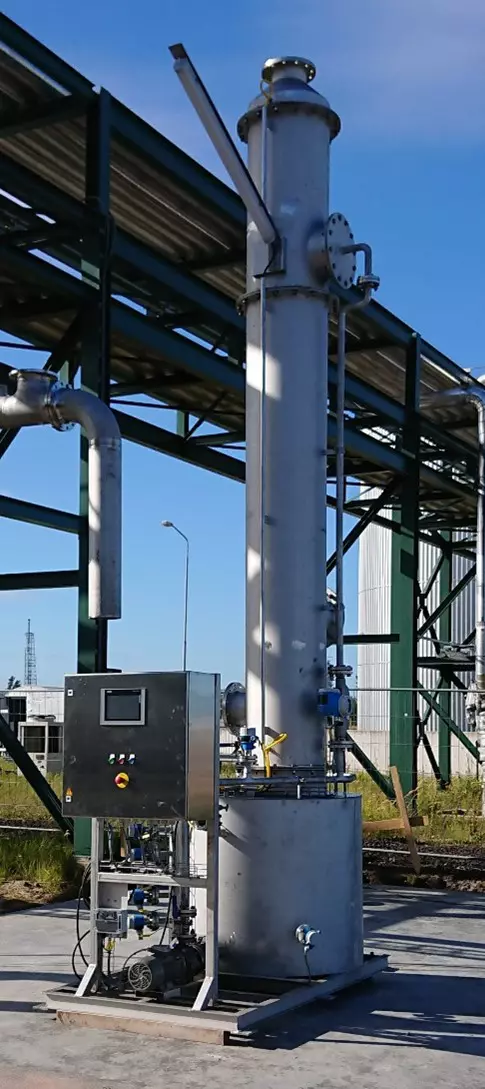 Methanol scrubber with counter-current spray and random packings